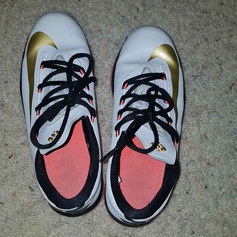 KDs in white and salmon